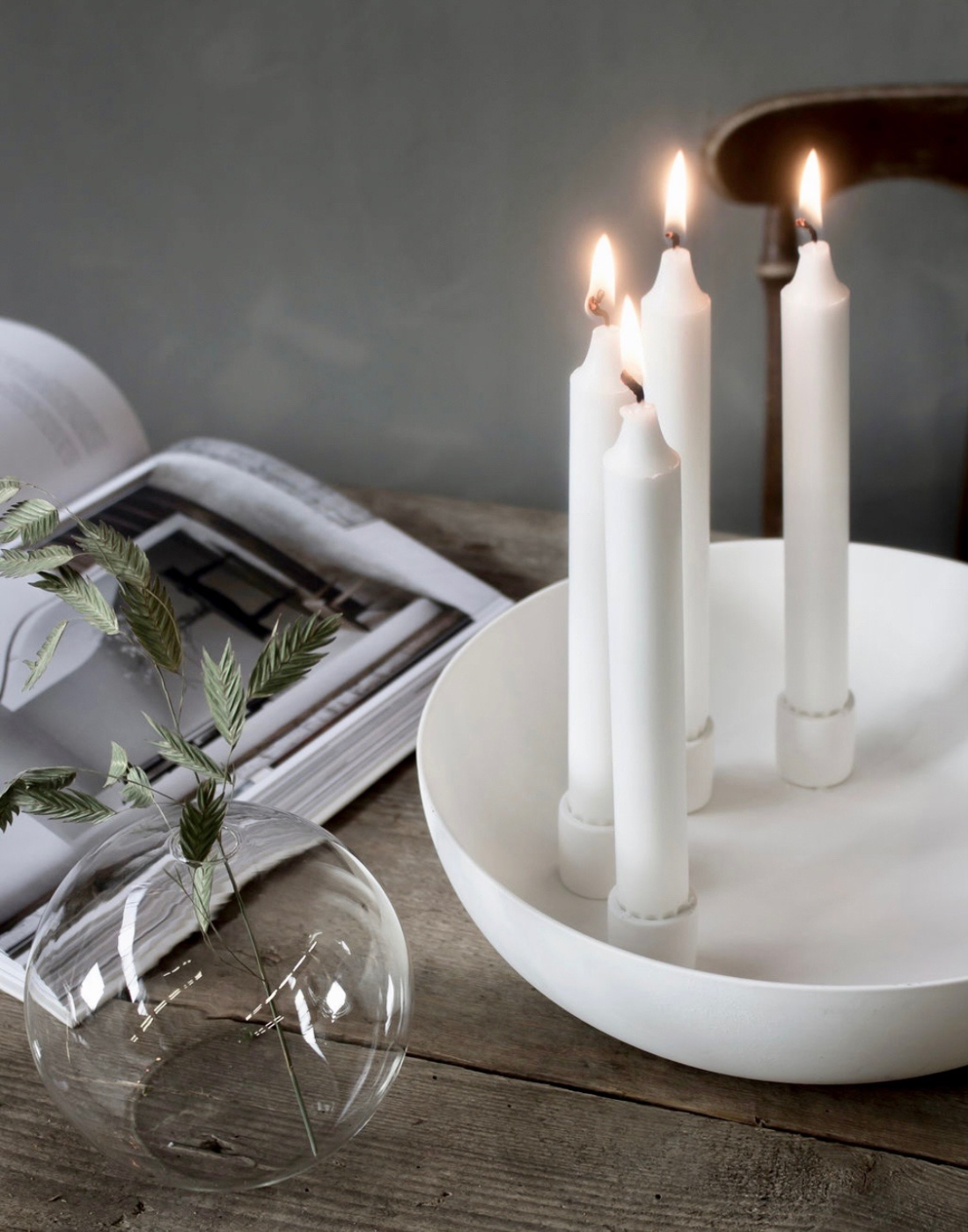 Bougies dans une assiette blanche, posée sur une table